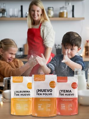 Tres paquetes naranjas de productos a base de huevo en la encimera de la cocina. Dos niños y un adulto en segundo plano, participando en una actividad culinaria