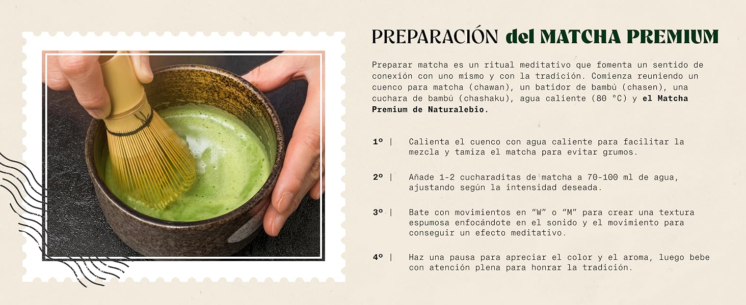 una mano que sostiene un tazón de té matcha
