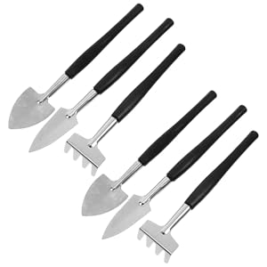 Serie de imágenes que muestran espátulas o raspadores metálicos con mangos negros, mostrados desde varios ángulos para demostrar el uso o las características.