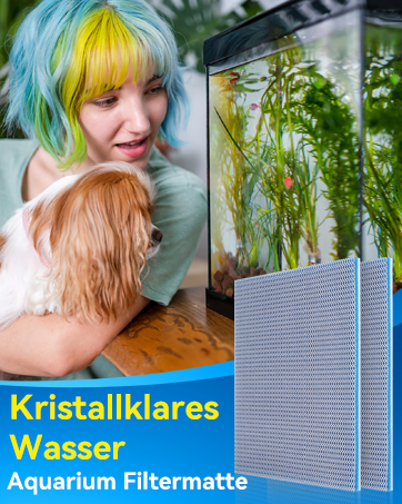 Neben dem Aquarium abgebildetes Aquarium-Filtermattenprodukt. Blaue Strukturmatte sichtbar. Das Bild zeigt eine Person mit buntem Haar, die einen Hund hält und Pflanzen im Aquarium beobachtet.