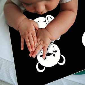 Kid looking at image love bear