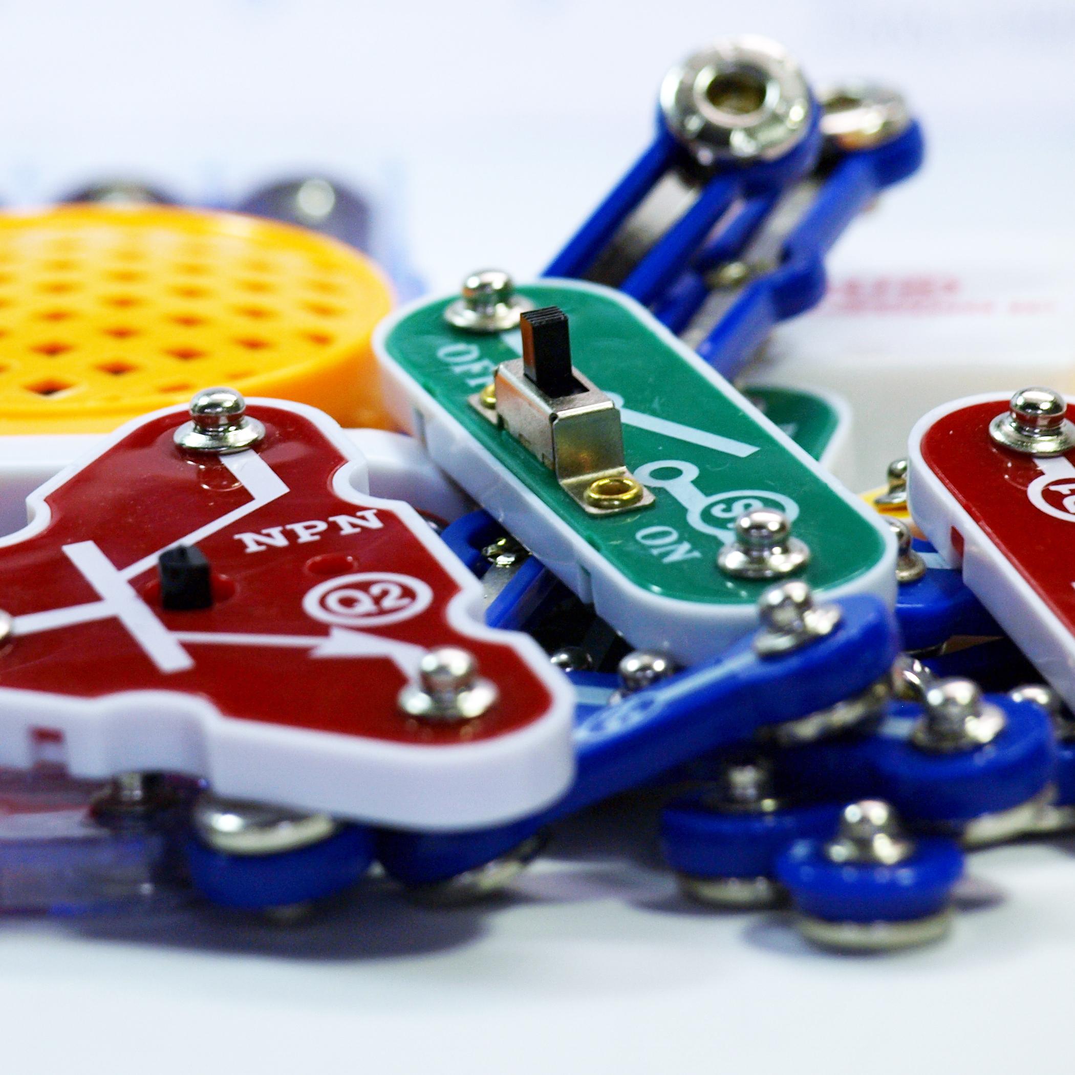 Snap Circuits CM200 203 Electronics Discovery Kit, Science Amazon Canada