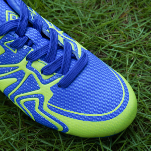 Traditional lace-up closure for fully adjustable and added comfort.