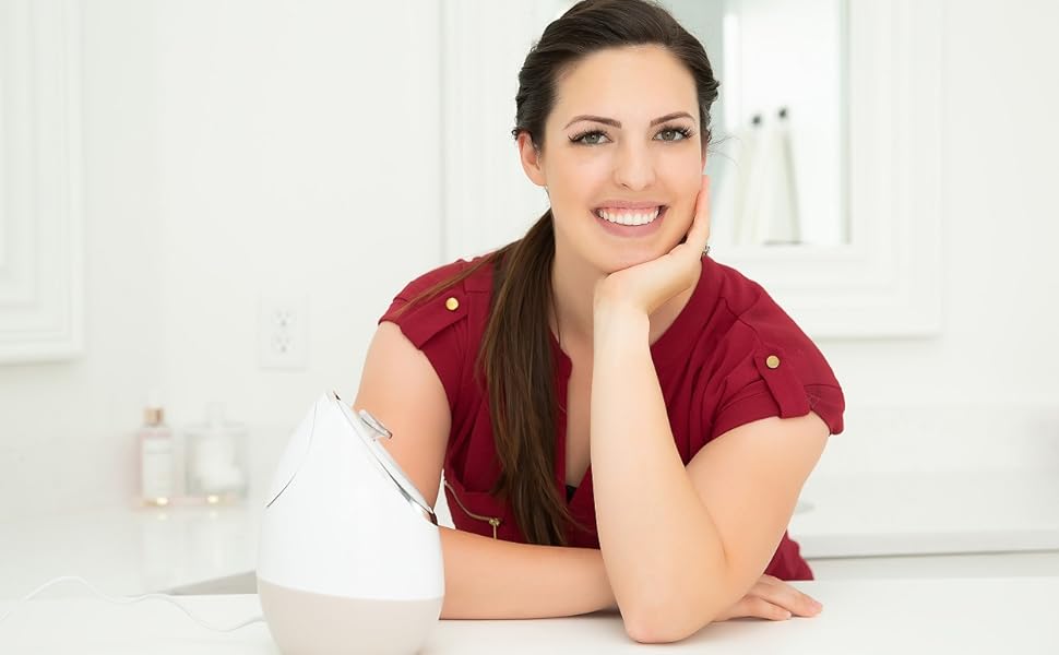 Vrouw met behulp van de Microderm Glow Facial Steamer Spa