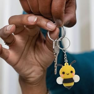 蜂型キーホルダー Amazon.co.jp: [MUCKLILY] 六角形ハニカムデザインの蜂モチーフ