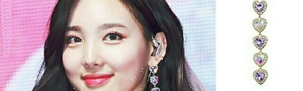 人気のK-POPアーティストが着用しているデザインのピアスになります。
