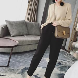 秋冬から春までヘビロテ出来る万能デザインニット。 着回しが効く無地デザインが使いやすく、デイリーユースにおすすめです。