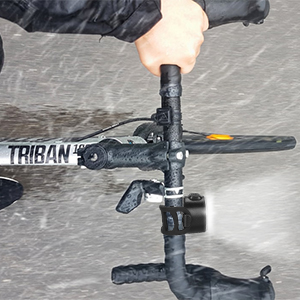 faire du vélo les jours de pluie avec des feux de vélo étanches