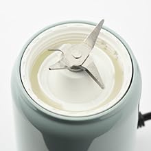 The 4-blade cutter can also be shattered together with ice (up to 2 to 3 cubes per use).