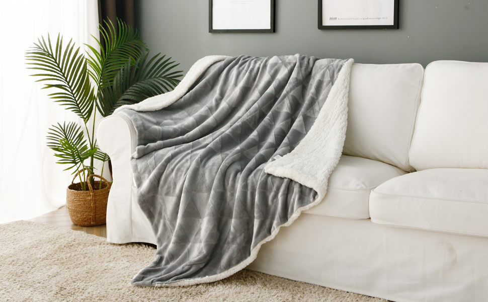 Exclusivo Mezcla Sherpa Fleece Throw Blanket, Reversible Velvet Plush