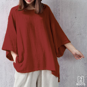 程よいデコルテ見せ＆肌見せで健康的な印象になり、どんな年代の方でも着やすい1枚になっています。 