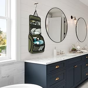 toiletry bag, hanging bag, makeup bag, traveling, outdoors, travel gear, venture 4th, toiletries