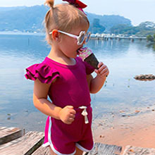 A grey pixel depicting a child ladies' summer outfit with shorts.