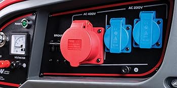 Presa Schuko da 230 V e spina CEE da 400 V.