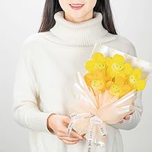 笑顔の花を持っているモデルの写真