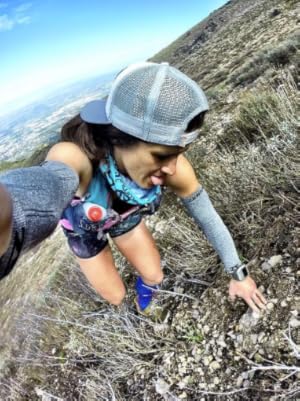 athlete wearing the zensah compression arm sleeve in heather grey