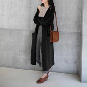 ボタンなしタイプで、普段のお洋服の上にサッと羽織れる。  袖の長めのリブがお洒落で可愛さをアップします。