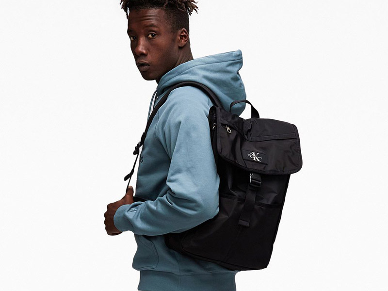   アイコニックプラークフラップバックパック Calvin Klein アイコニックプラークフラップバックパック