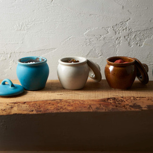 陶器製の灰色の丸壺


李朝白磁壺16世紀 壺 | 古物屋 壱両