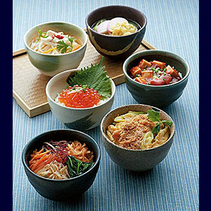 箱入り 美濃焼 前畑陶器 花菱 小丼揃 幾何学模様 窓絵 金彩 どんぶり 希少 箱入り 美濃焼 前畑陶器 花菱 小丼揃 幾何学模様 窓絵 金彩 どんぶり