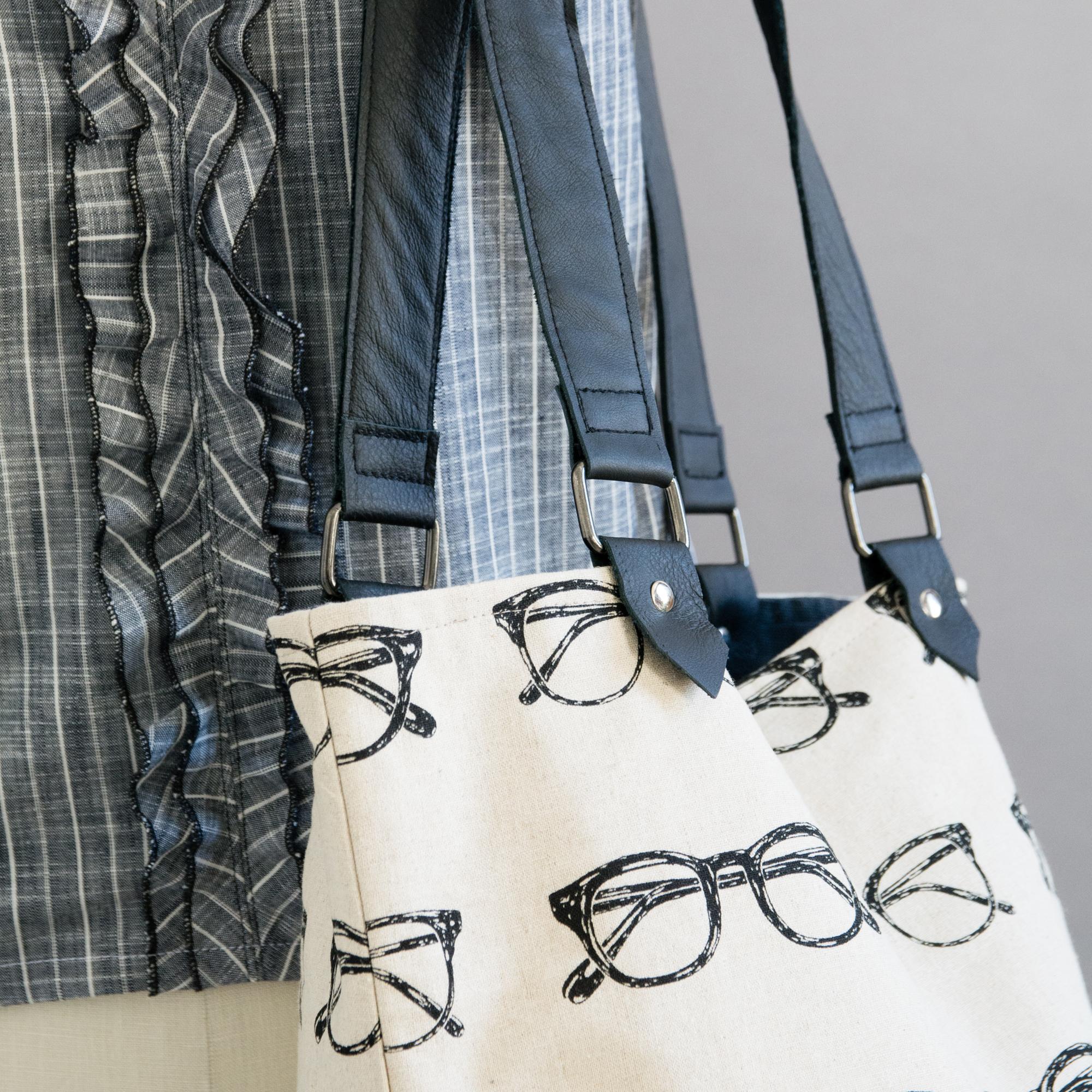 Janome MOD19 EasytoUse Sewing Machine with 19 Stitches, Automatic Needle Threader