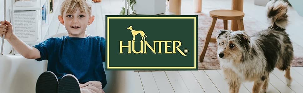 Links Mädchen auf der Schaukel, rechts Hund im Stehen, in der Mitte Hunter-Logo