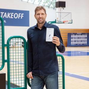 basketball-spieler dirk nowitzki mit einer bauerfeind sprunggelenkbandage
