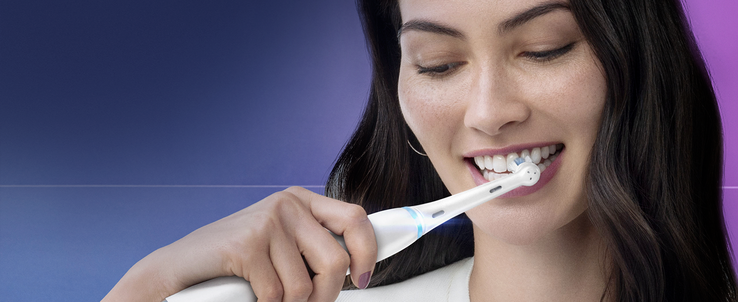 Mujer lavándose los dientes