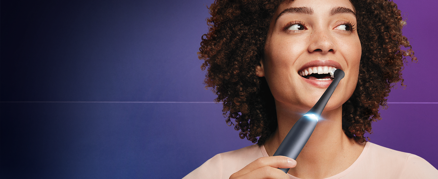 Mujer lavándose los dientes