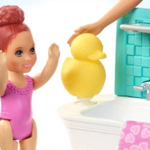 Barbie Bambola Skipper Babysitter con Vasca da Bagno, Bambina che Muove le Braccia e Accessori