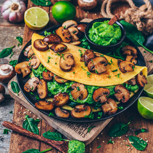 Veganes Omelette mit Spinat-Guacamole und Pilzen