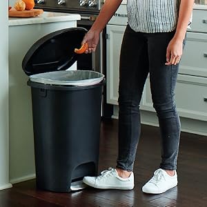 rubbermaid step on hands free use