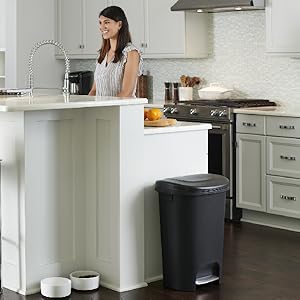 rubbermaid trash can 13 gallon step on easy to clean
