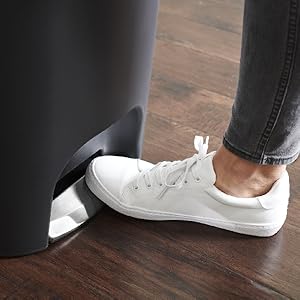 rubbermaid step on trash can