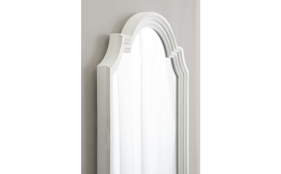 Kate and Laurel Fairbourne Farmhouse Scalloped Panel Wall