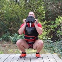 Squat gobelet avec haltère et gilet lesté