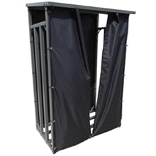 Cortina de protección contra la intemperie delantera abierta.