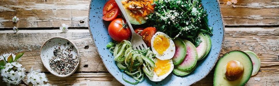 Bunter Pfeffer viele Köstlichkeiten universal weißer grüner schwarzer avocado ei Tomaten salat