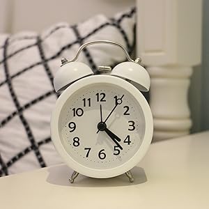 Liyuu 目覚まし時計 Amazon.co.jp: ベル音アラーム ライト付き目覚まし時計（白）マカロン