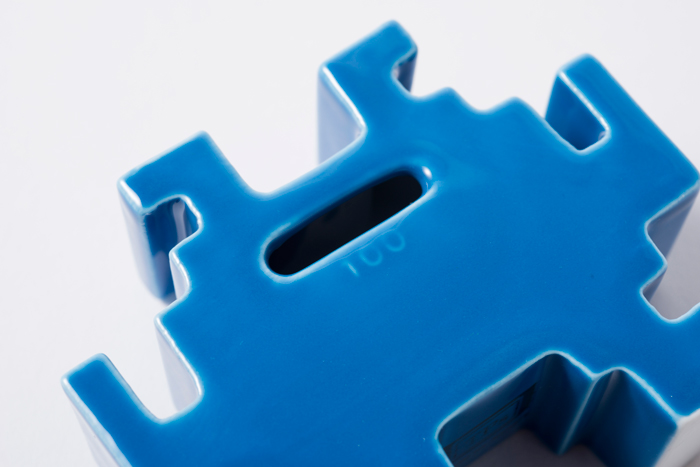 Amazon.co.jp: 西海陶器 The Porcelains インベーダー 貯金箱 青