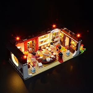 Grey LEGO set box with Chinese language text on a dinner-themed packaging.