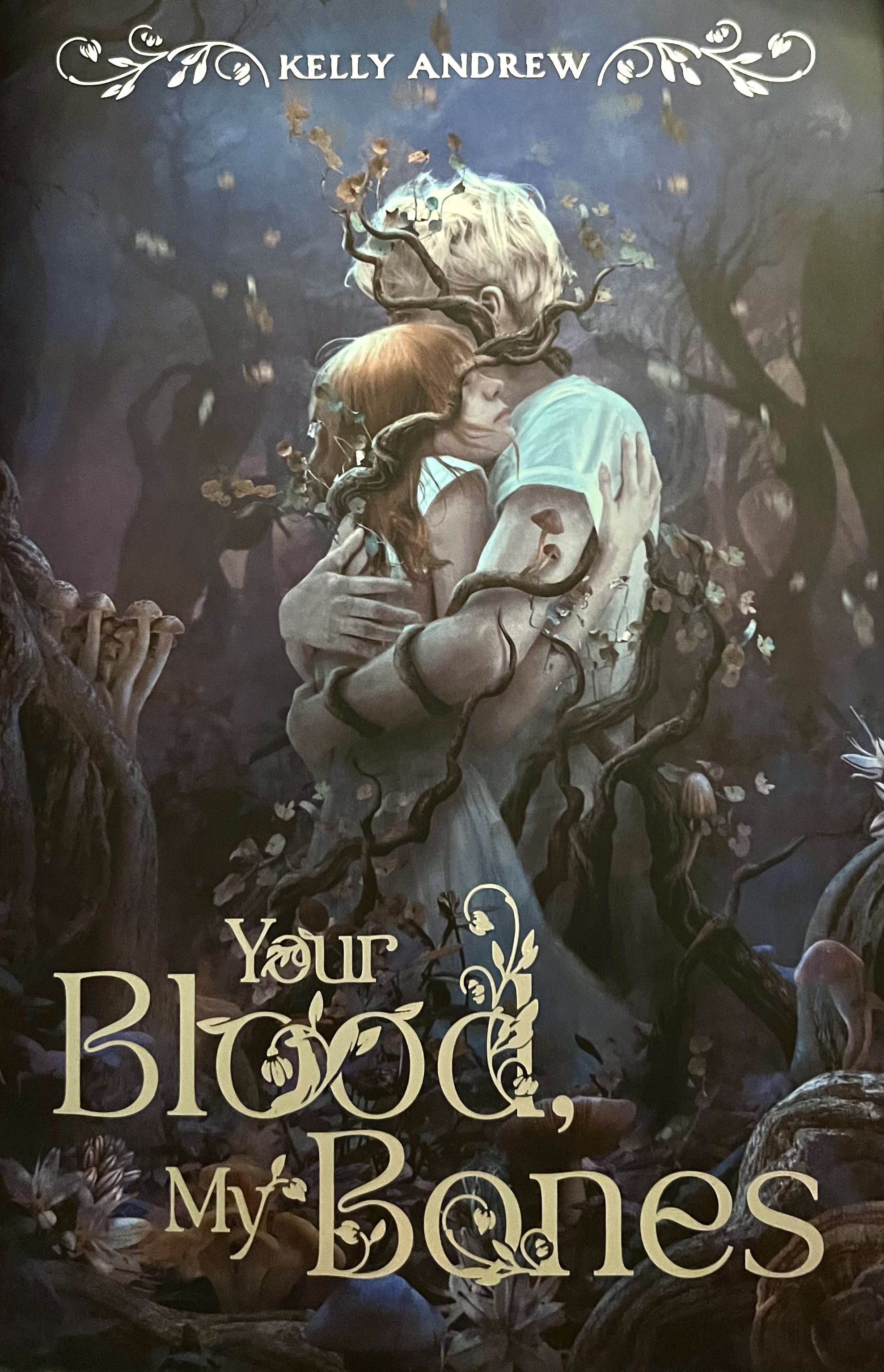 Couverture du livre 'The Sleeper and The Spindle' de Neil Gaiman, illustrée par Chris Riddell, mettant en avant deux personnages se rapprochant dans un style artistique noir et blanc.