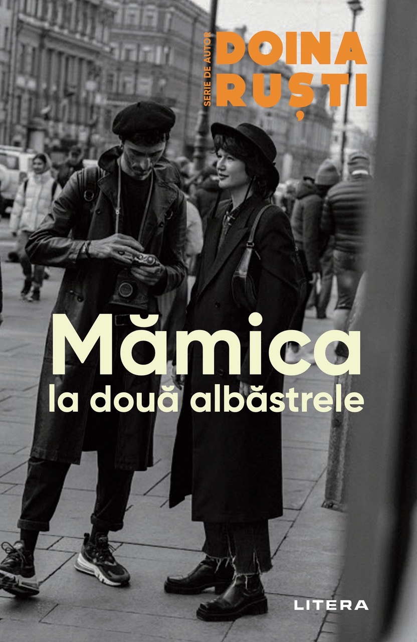 Mămica la două albăstrele book cover