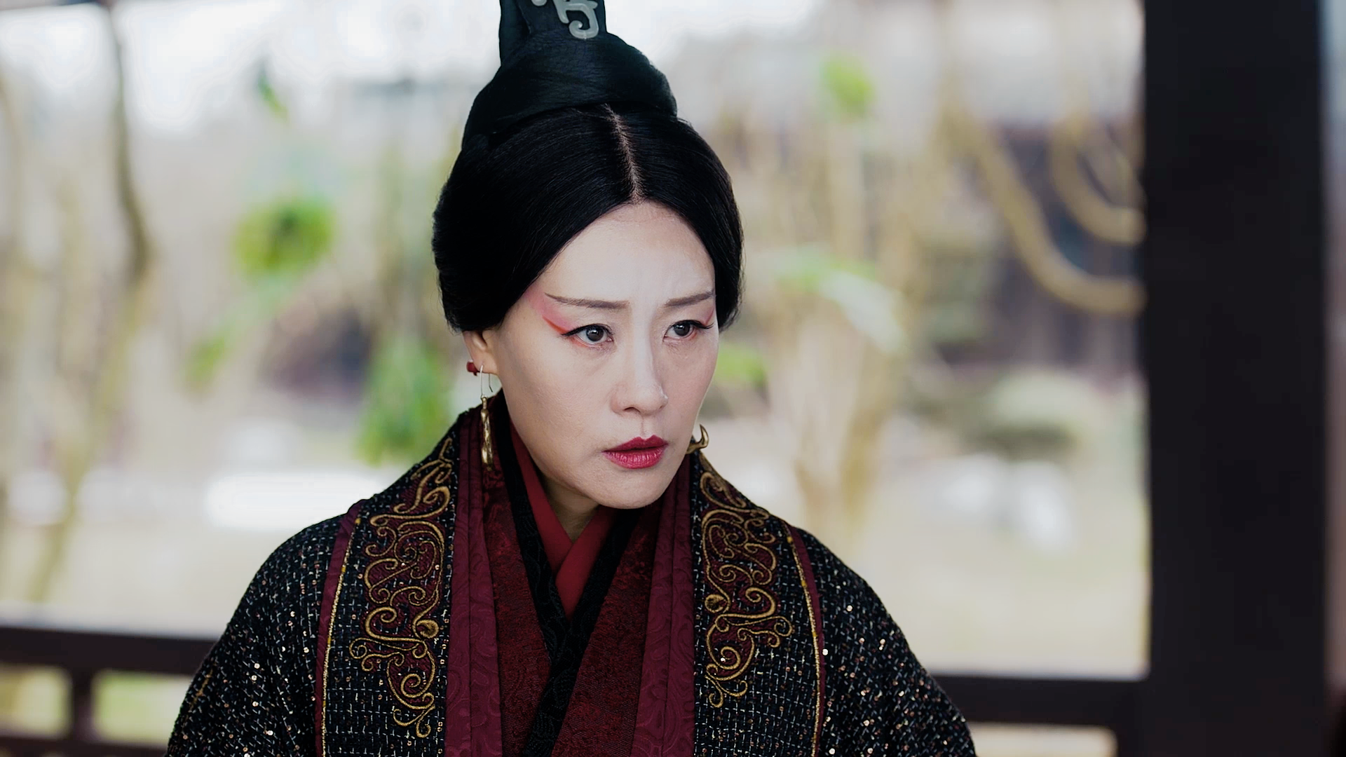 Yosh qizning qinining fotosurati Mening dostim menga minora berdi.