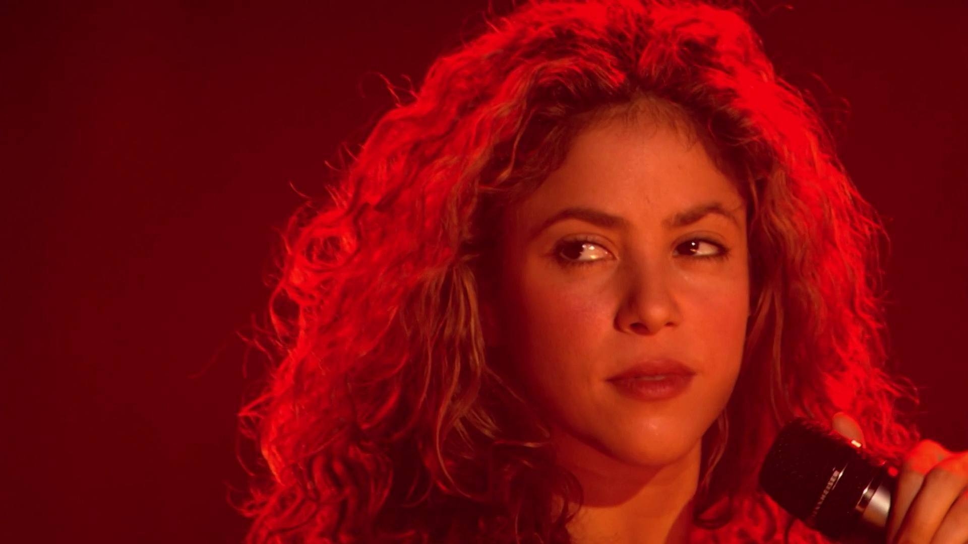 Yetuk ovchi yosh xoroz ustida otiradi