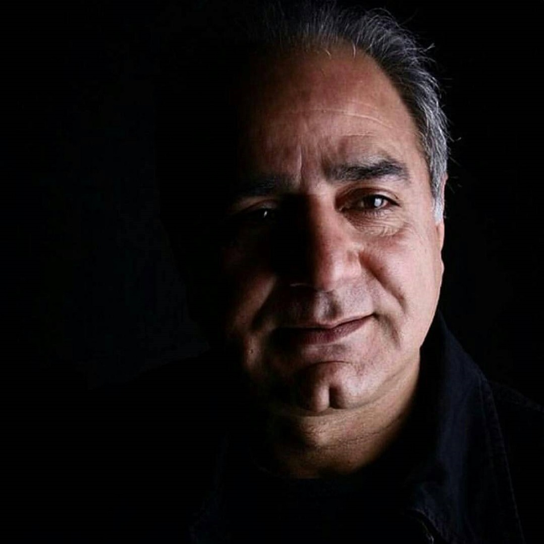 Kiyinish xonasida kiyim almashtirayotgan ayollar