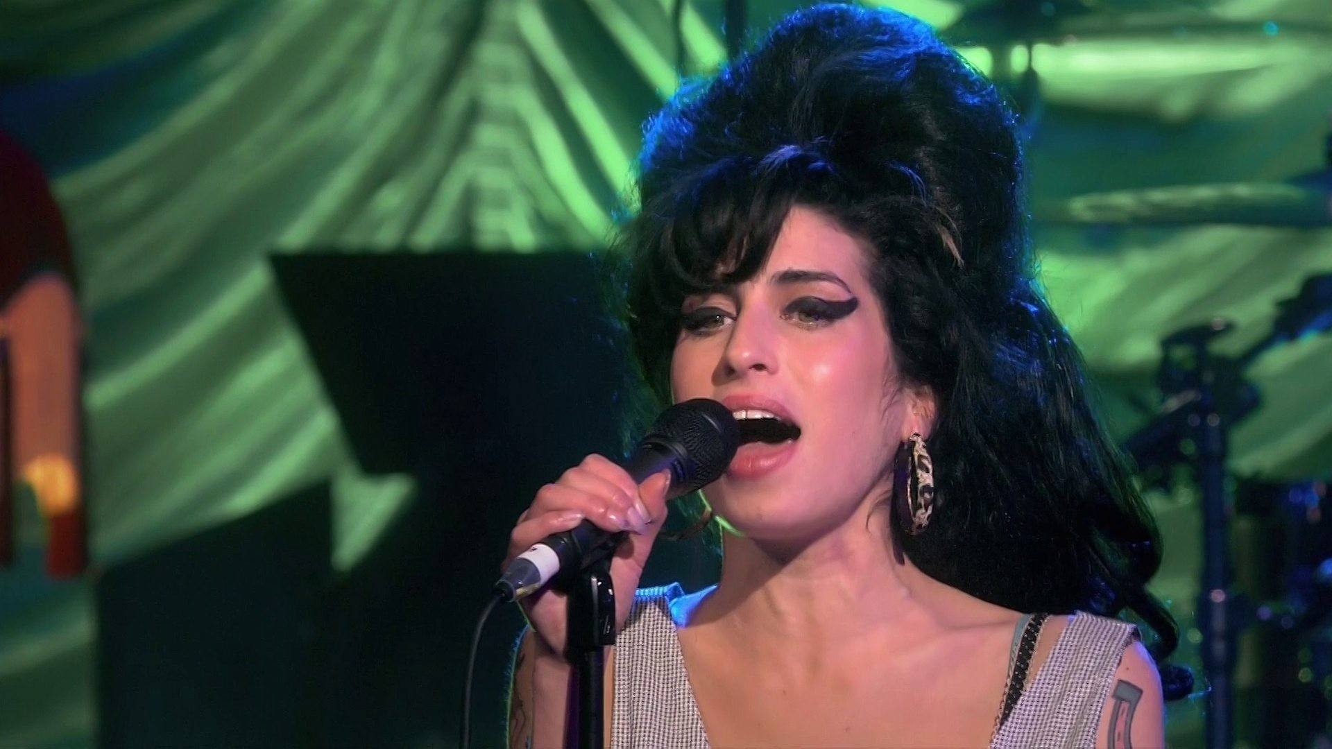 【激レア廃盤DVD】　Amy Winehouse In Concert 2007 NzktNDU3Ny5qcGVn.jpeg