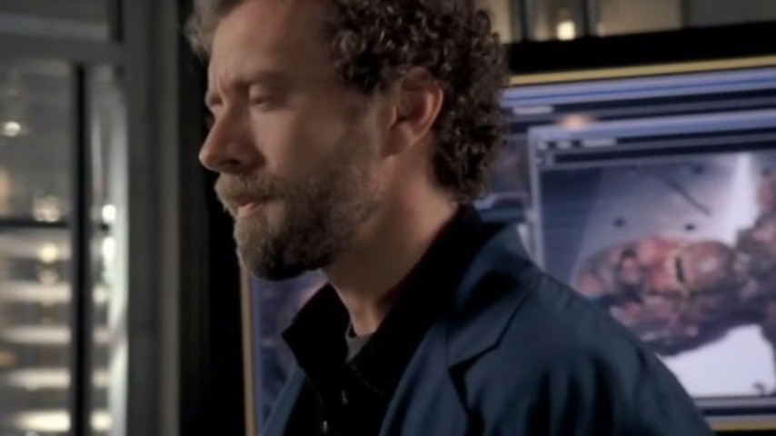 Орыс любовник трахает әйел, ал еркек жалайды