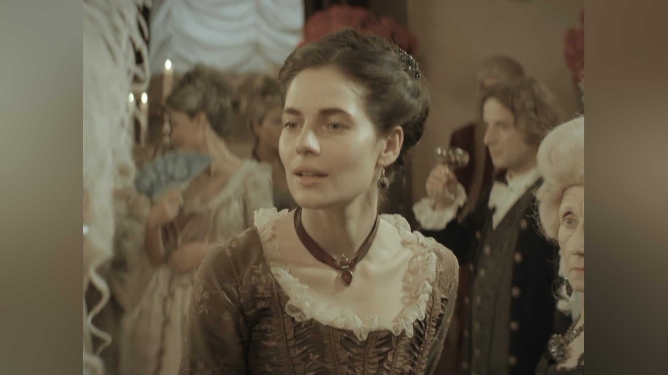 Kotiba bilan rus porno Eri mast uxlab yotibdi, qaynotasi esa xotinini sikayapti.