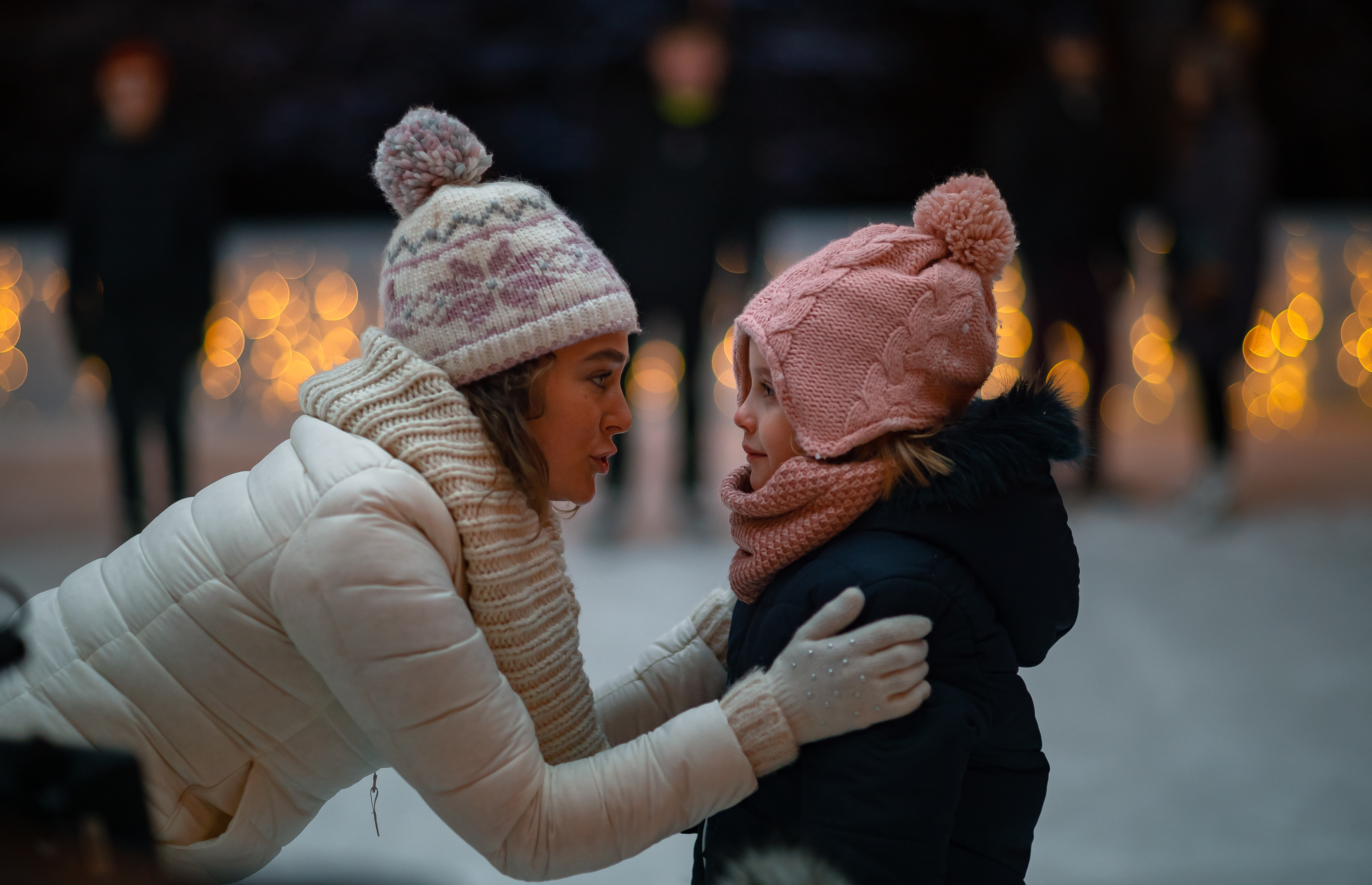 oshxonada yalangoch xotini Alissa Xart porno